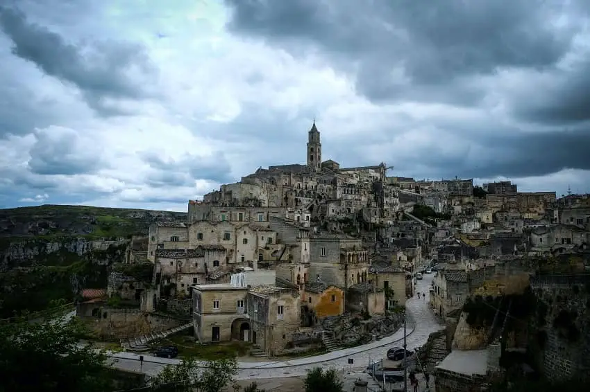 Descubre los Encantadores Pueblos en Italia que Pagan por Vivir en